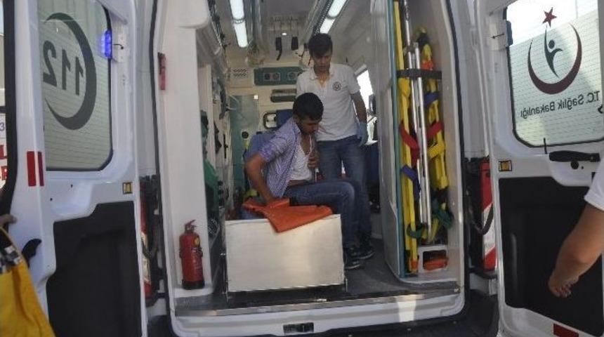 İki Otomobil &Ccedil;arpıştı: 4 Yaralı