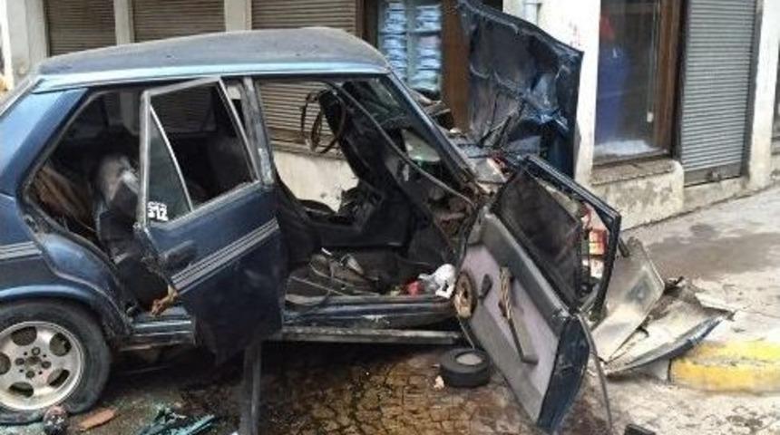 K&ouml;pr&uuml;den Hızlı Ge&ccedil;en Otomobil Kontrolden &Ccedil;ıkarak Duvara &Ccedil;arptı