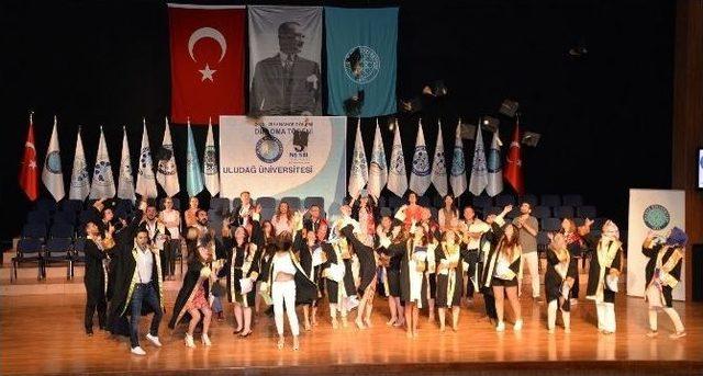 Diplomasını Kızıyla Aldı