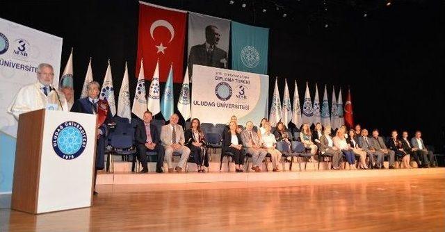 Diplomasını Kızıyla Aldı