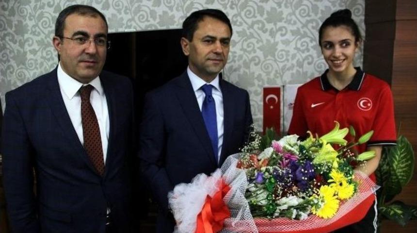 Milli Sporcular Vali Aktaş&rsquo;ı Ziyaret Etti