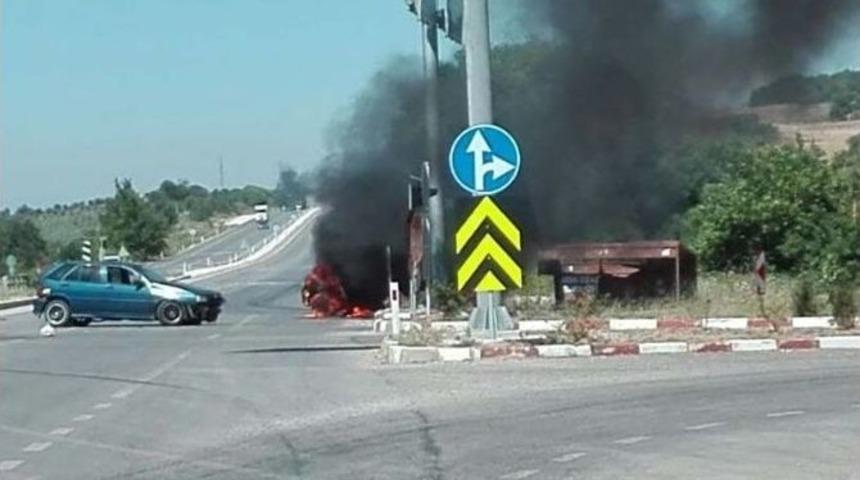 Kaza Yapan Otomobil Alev Aldı