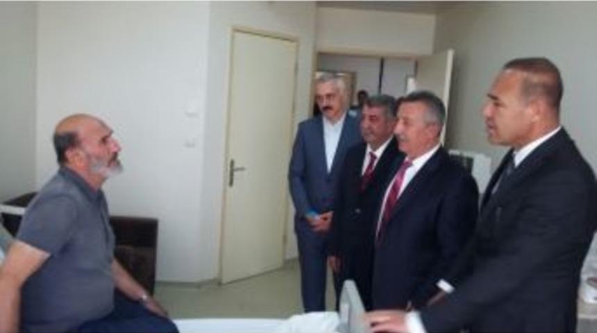 S&ouml;zl&uuml;, Bakan &Ccedil;elik&rsquo;in Babasını Hastanede Ziyaret Etti