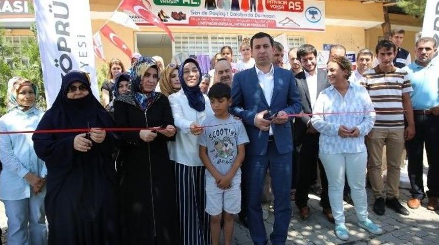 Bu Mağazada Elbiseler Bedava Dağıtılıyor