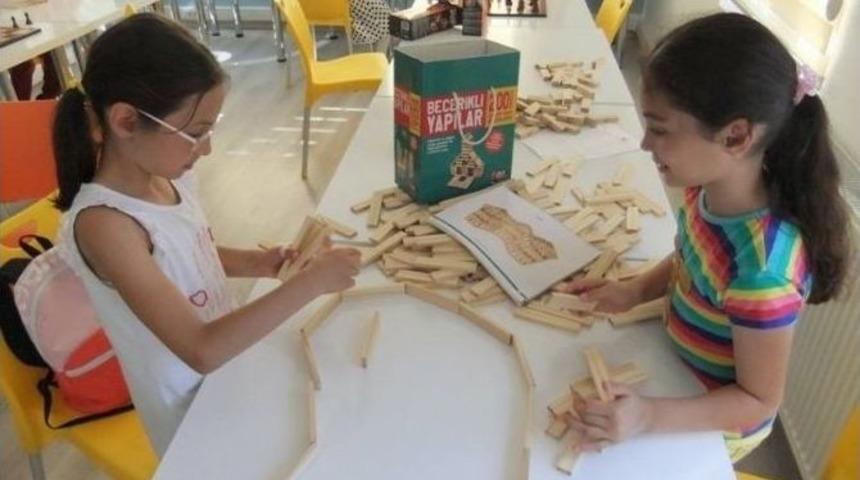 &Ouml;ğrenciler Yaz Tatilini Bilgi Evinde Değerlendiriyor