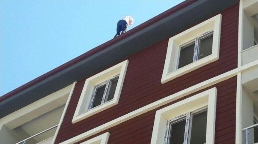 5 Katlı Apartmanın &Ccedil;atısından D&uuml;şt&uuml;