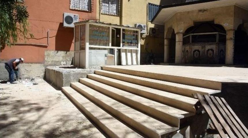 Tarihi Ot Pazarı Camininin &Ccedil;evresinde Yenileme &Ccedil;alışması Başlatıldı