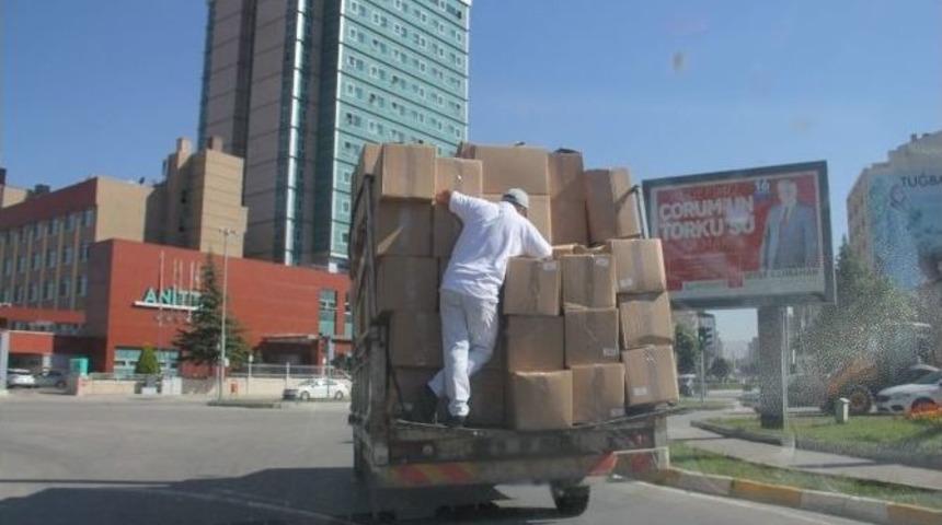 Koli Dolu Kamyonette Tehlikeli Yolculuk