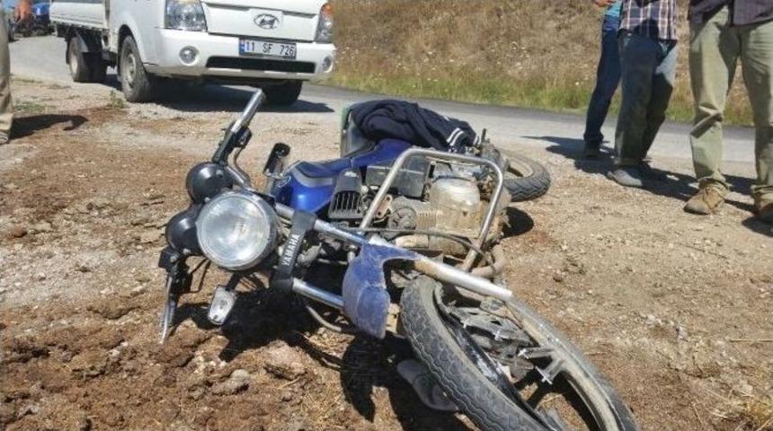 Motosikletle Kamyonet Kafa Kafaya &Ccedil;arpıştı: 1 Yaralı