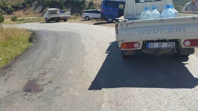 Motosikletle Kamyonet Kafa Kafaya Çarpıştı: 1 Yaralı