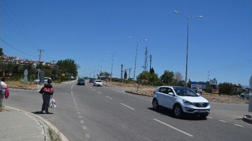Trafik Işığı Olmayan Kavşak, Tehlike Sa&ccedil;ıyor