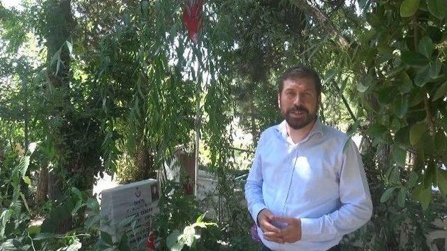 Sındırgı Belediyesi Şehitliklerin Bayrak Direklerini Değiştirdi