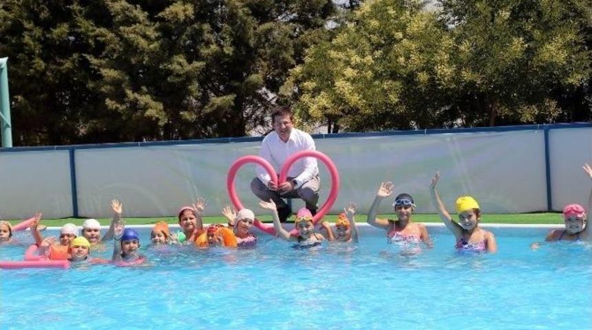 Başkan Subaşıoğlu Havuzlarda &Ccedil;ocuklarla Bir Araya Geldi