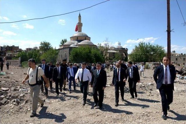 Bakan Yılmaz, Sur’daki Okulları İnceledi