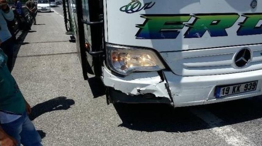 2 Otob&uuml;s 1 Otomobil Kaza Yaptı, Tem Trafiğe Kapandı