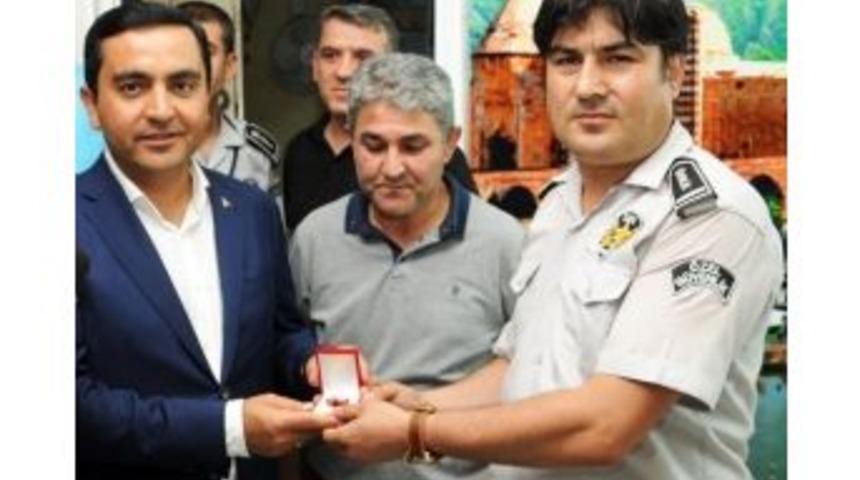 Belediye Başkanından Soygun Girişimini &Ouml;nleyen G&uuml;venlik G&ouml;revlisine &Ouml;d&uuml;l