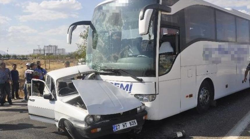 Yolcu Otob&uuml;s&uuml; İle Otomobil &Ccedil;arpıştı: 1 &Ouml;l&uuml;