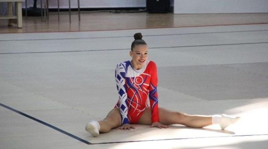 Şampiyonu Jimnastik&ccedil;i Ayşe Beg&uuml;m, Başarısını S&uuml;rd&uuml;r&uuml;yor