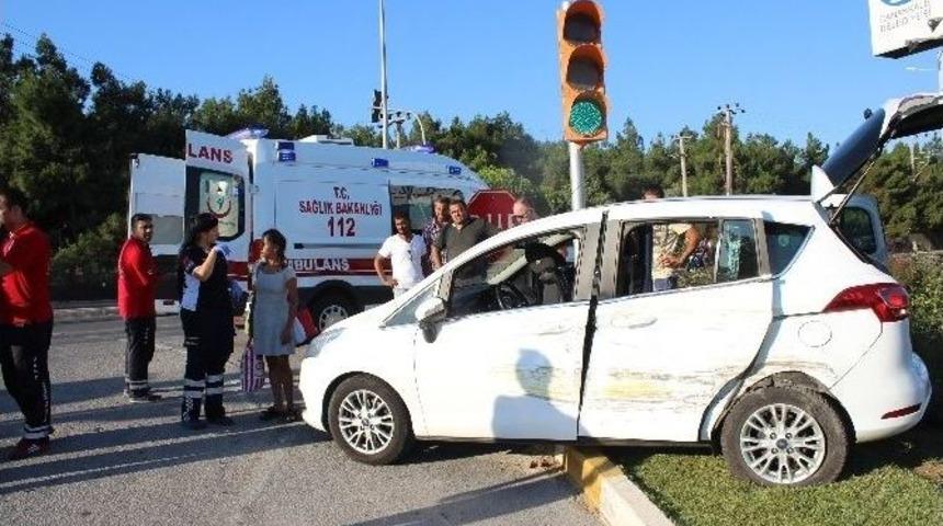 &Ccedil;anakkale&rsquo;de Trafik Kazası: 3 Yaralı