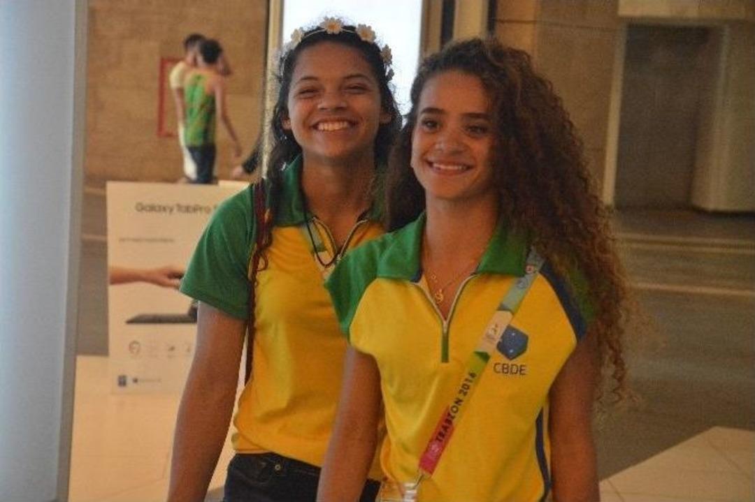 Gymnasiade&rsquo;de Sporcular Kolbastı Oynayıp, Halay &Ccedil;ekti