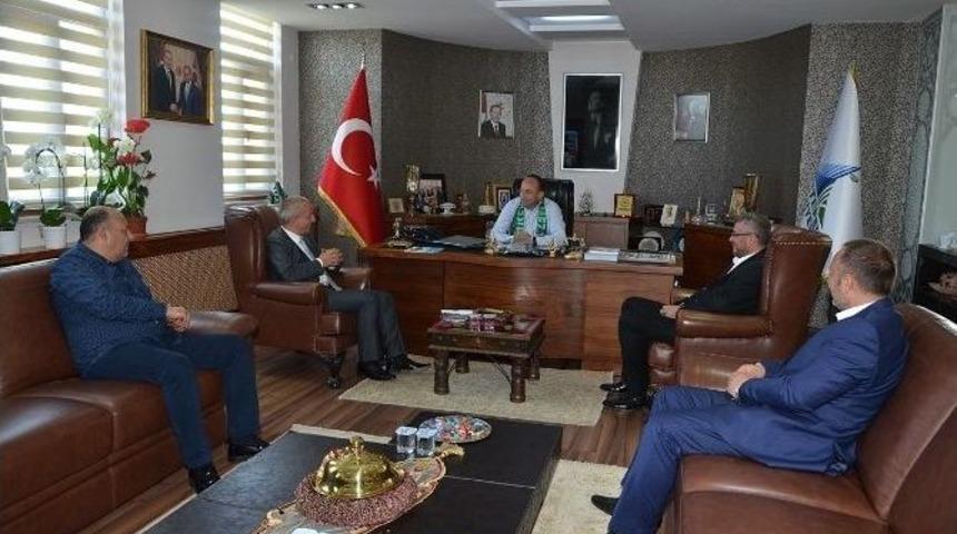 Başkan &Uuml;z&uuml;lmez, Kocaelispor Başkanı Ve Y&ouml;neticilerini Ağırladı