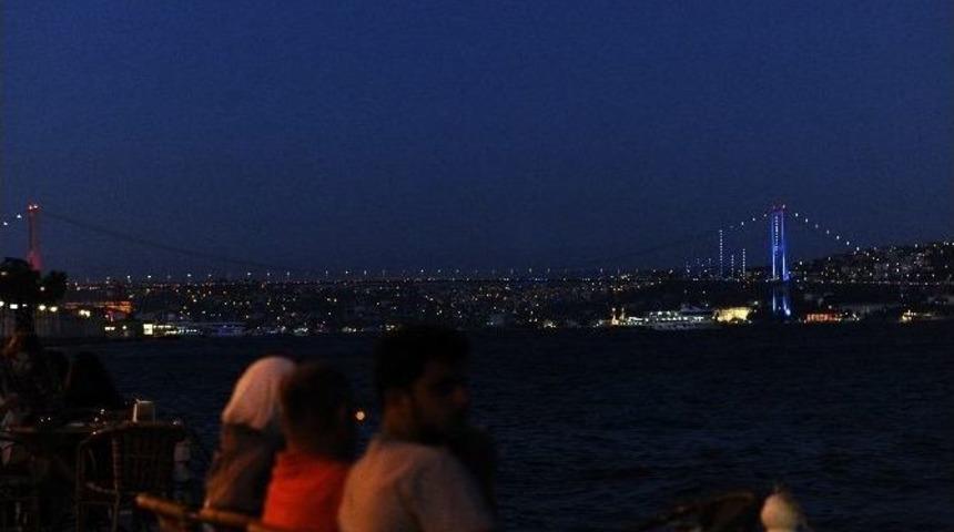 Boğaziçi Köprüsü Fransız Bayrağı Renklerine Büründü