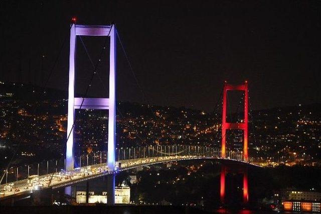 Boğaziçi Köprüsü Fransız Bayrağı Renklerine Büründü