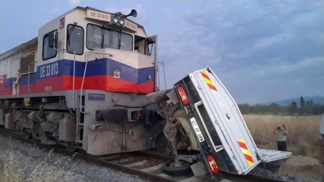 Tren Hemzemin Ge&ccedil;itte İş&ccedil;i Dolu Kamyonete &Ccedil;arptı: 2 &Ouml;l&uuml;, 4 Yaralı