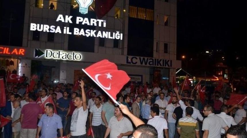Bursa&rsquo;da Vatandaşlar T&uuml;rk Bayrakları&rsquo;yla Şehrek&uuml;st&uuml; Meydanı&rsquo;na İndi