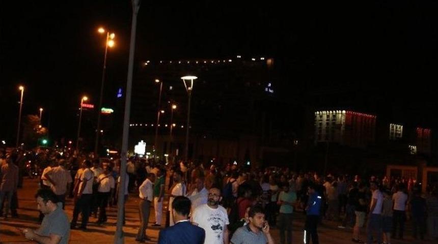 Kayseri&rsquo;de Vatandaş Darbe Girişimine Karşı Sokağa D&ouml;k&uuml;ld&uuml;