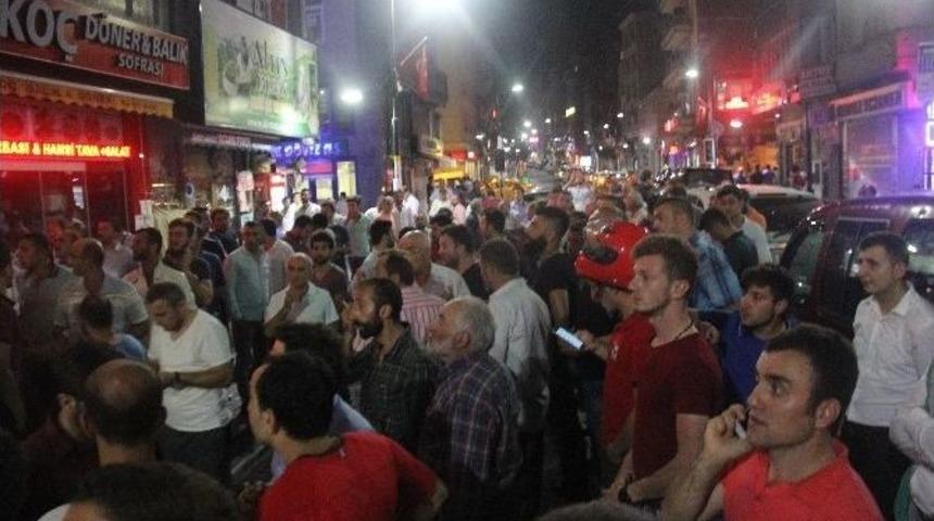 Darbe Girişimine Karşı Rize&rsquo;de Halk Sokağa D&ouml;k&uuml;ld&uuml;