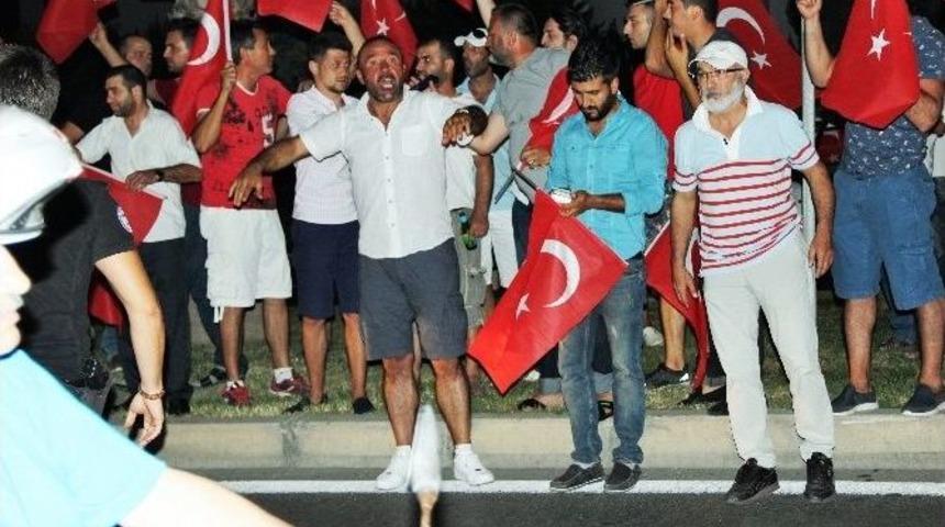 Bodrum&rsquo;da Vatandaşlar İl&ccedil;e Emniyet M&uuml;d&uuml;rl&uuml;ğ&uuml;&rsquo;n&uuml;n &Ouml;n&uuml;nde Toplandı