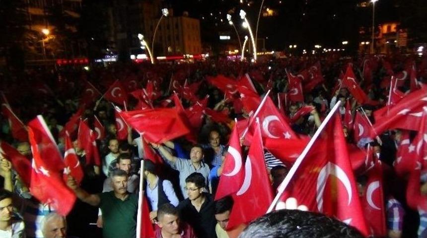 Tokat&rsquo;ta Vatandaşlar Darbe Girişimine Karşı Sokağa &Ccedil;ıktı