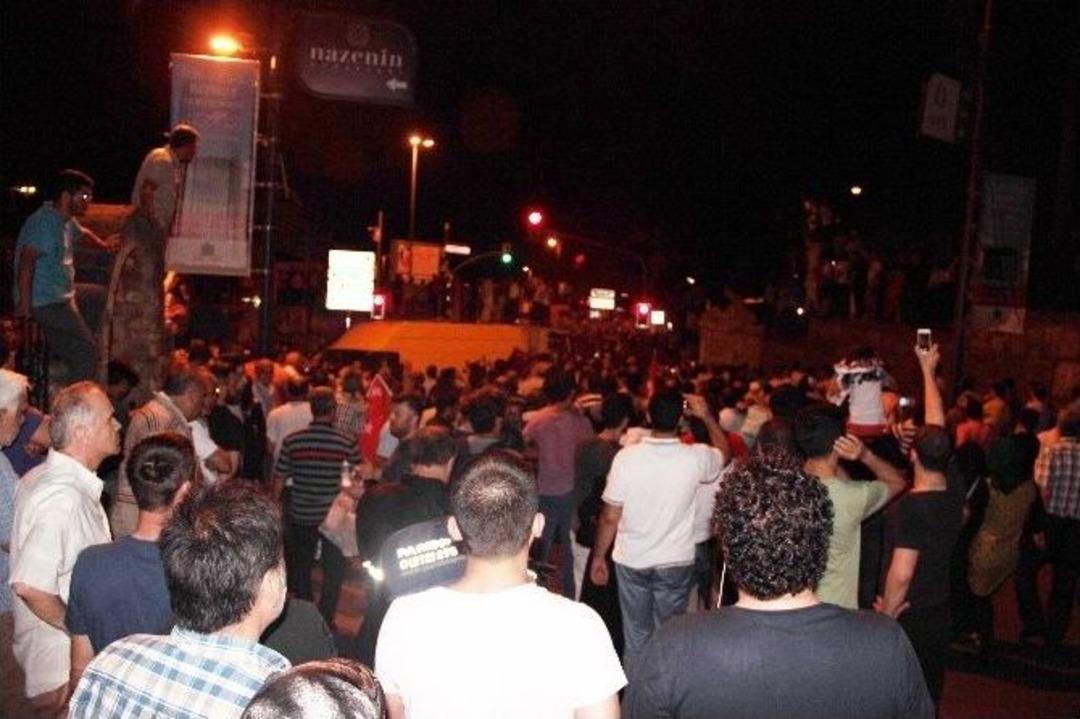 Vatandaşlar Cumhurbaşkanı Edoğan&rsquo;ın Kısıklı&rsquo;daki Evine Akın Etti