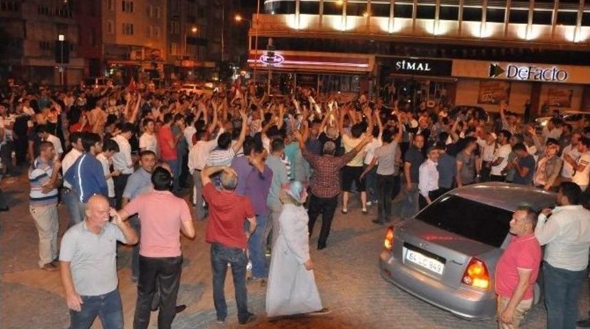 Uşak Halkı Sokaklara D&ouml;k&uuml;lerek Darbe Girişimine Tepki G&ouml;sterdi