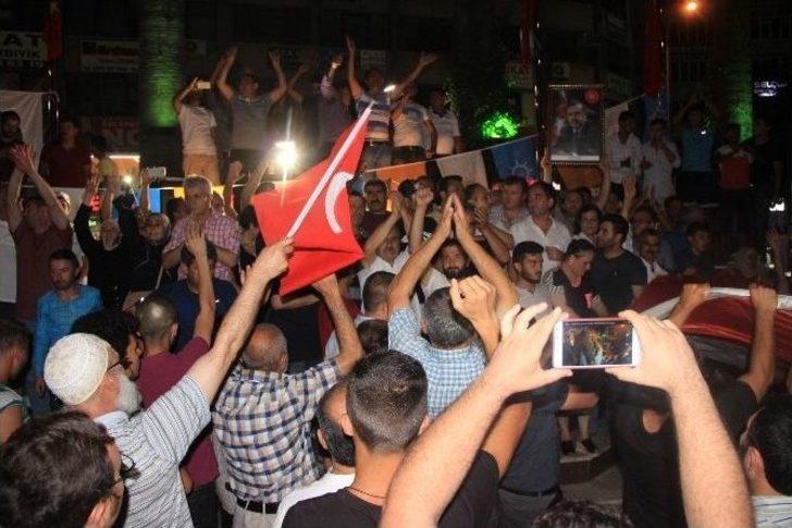 Edremit’te Binlerce Kişi Sokaklara İndi G2