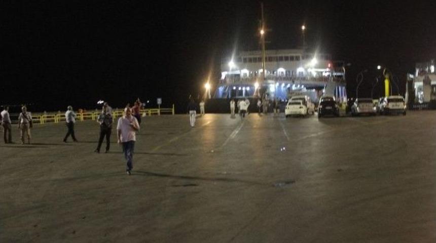 &Ccedil;anakkale&rsquo;de Feribot Seferleri Durduruldu, Gemiler Limandan Uzaklaştırıldı