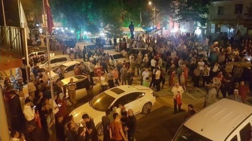 Isparta Halkı Sokağa D&ouml;k&uuml;ld&uuml;