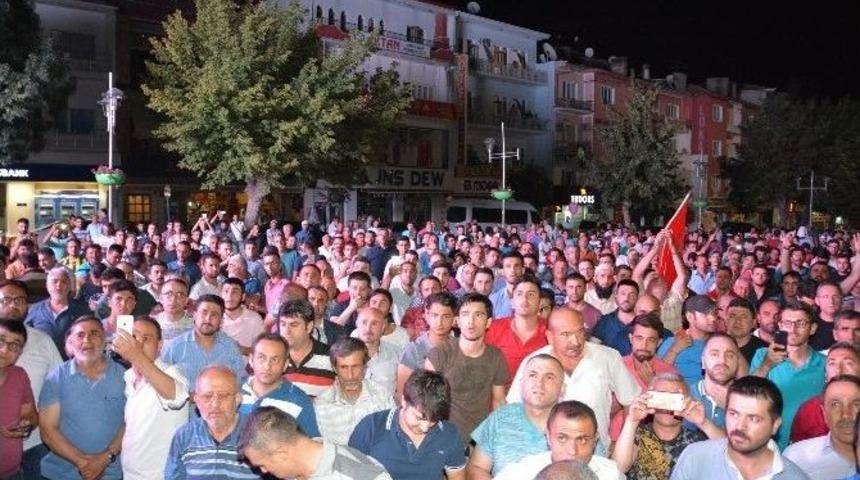 Aksaray&rsquo;da Darbe Girişimine Karşı Vatandaş Sokağa D&ouml;k&uuml;ld&uuml;
