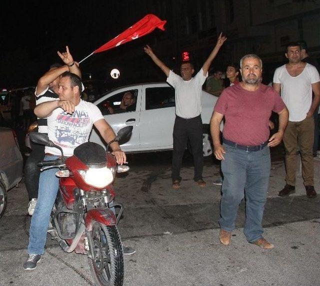 Adana’da Darbe Girişimine Karşı Halk Sokağa Döküldü