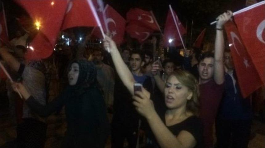 Van&rsquo;da Vatandaşlar T&uuml;rk Bayraklarıyla Ak Parti Binası &Ouml;n&uuml;nde Toplandı