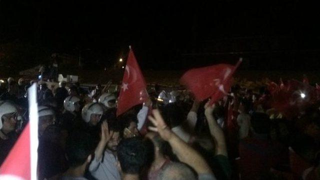 Van’da Vatandaşlar Türk Bayraklarıyla Ak Parti Binası Önünde Toplandı