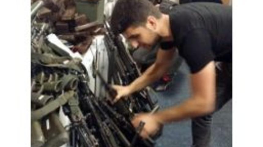 Bayrampaşa&rsquo;da Polis Askerlerin Silahına El Koyarak Tankın &Uuml;zerine &Ccedil;ıktı