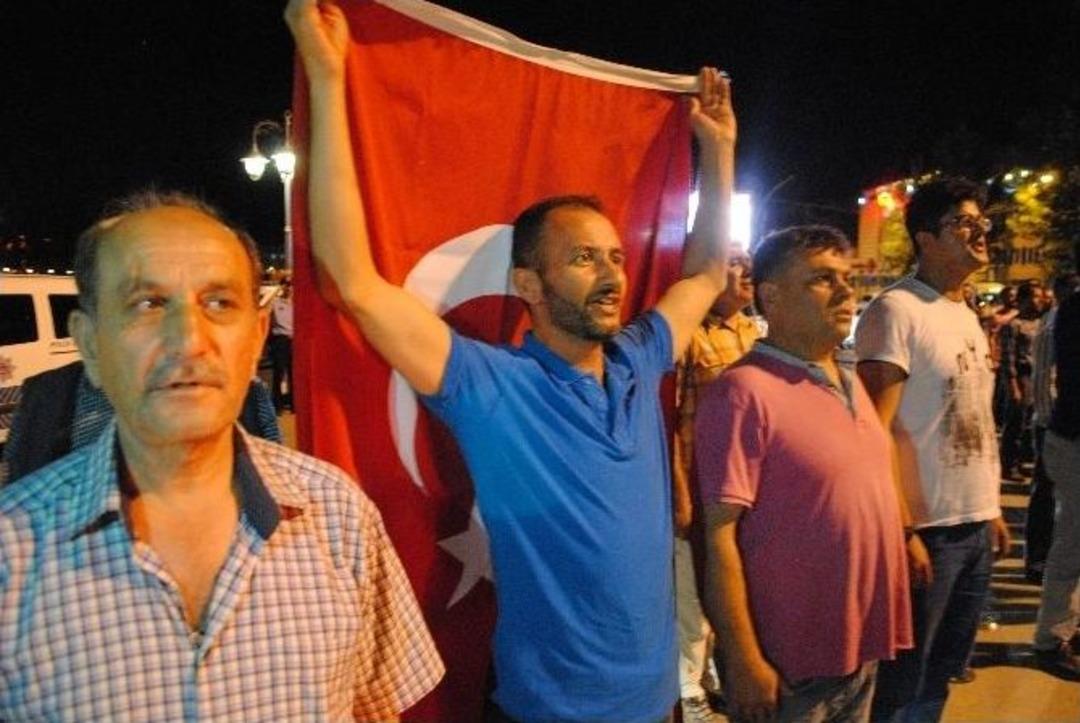 Amasyalılar Darbe Girişimine Karşı Sokağa D&ouml;k&uuml;ld&uuml;