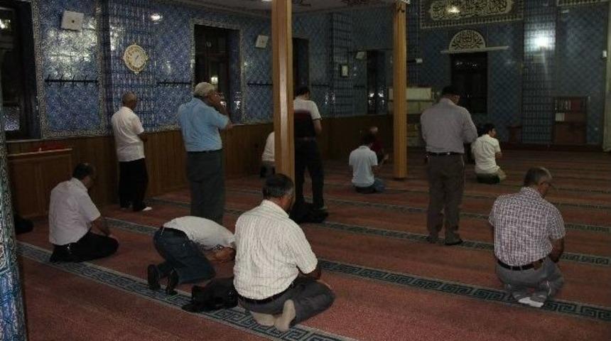 Aksaray&rsquo;da Vatandaşlar Camide Namaz Kılıp Dua Etti