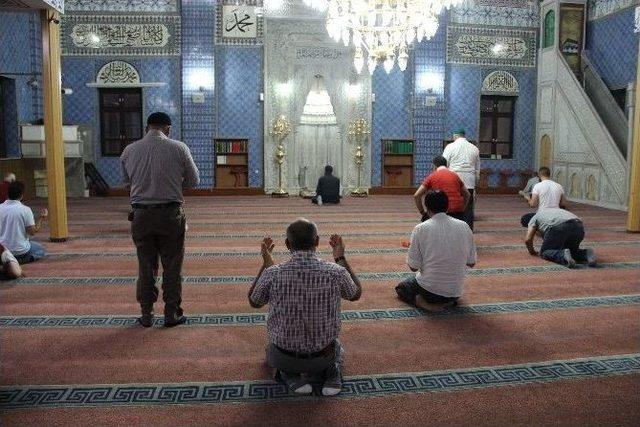 Aksaray’da Vatandaşlar Camide Namaz Kılıp Dua Etti