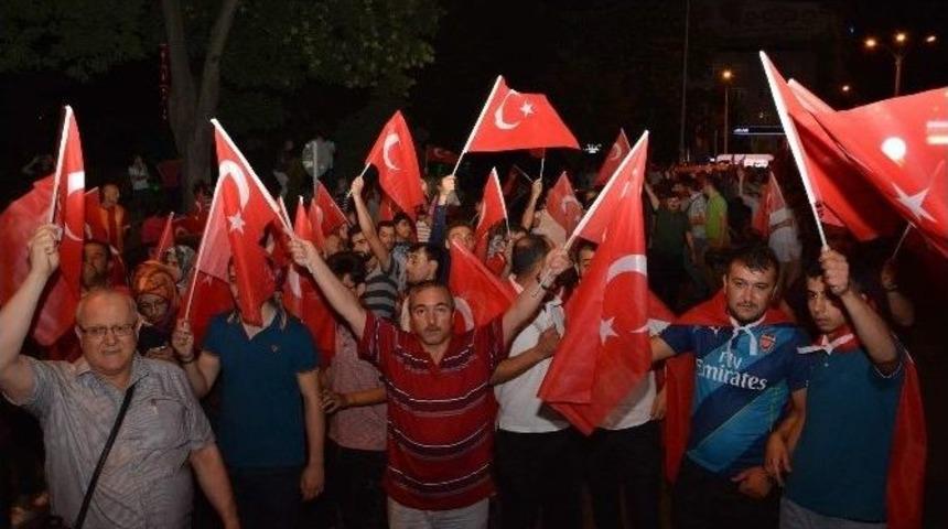 Darbe Girişimine Karşı Afyonkarahisarlılar Sokağa D&ouml;k&uuml;ld&uuml;