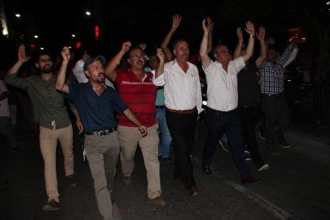 Manisa&rsquo;da On Binlerce Vatandaş Sokağa D&ouml;k&uuml;ld&uuml;