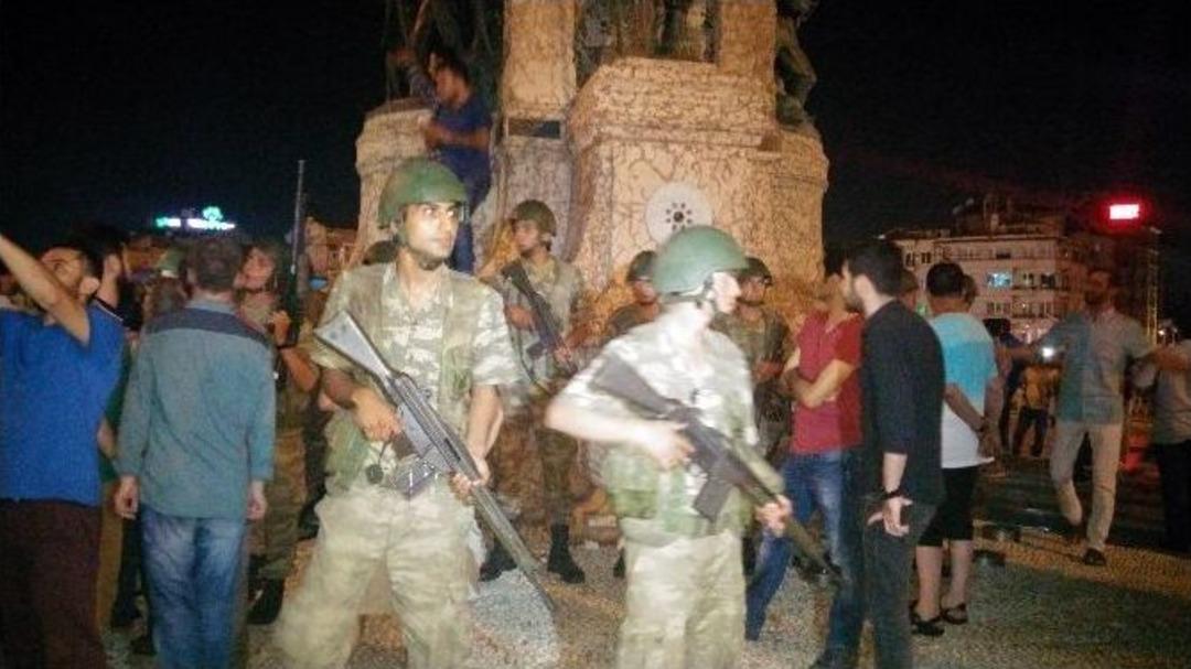 Taksim&rsquo;de 3 Vatandaş Ve 1 Asker Yaralandı