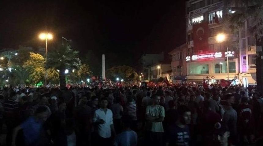 Aydın&rsquo;da Vatandaş Darbe Girişimine Karşı Sokağa D&ouml;k&uuml;ld&uuml;